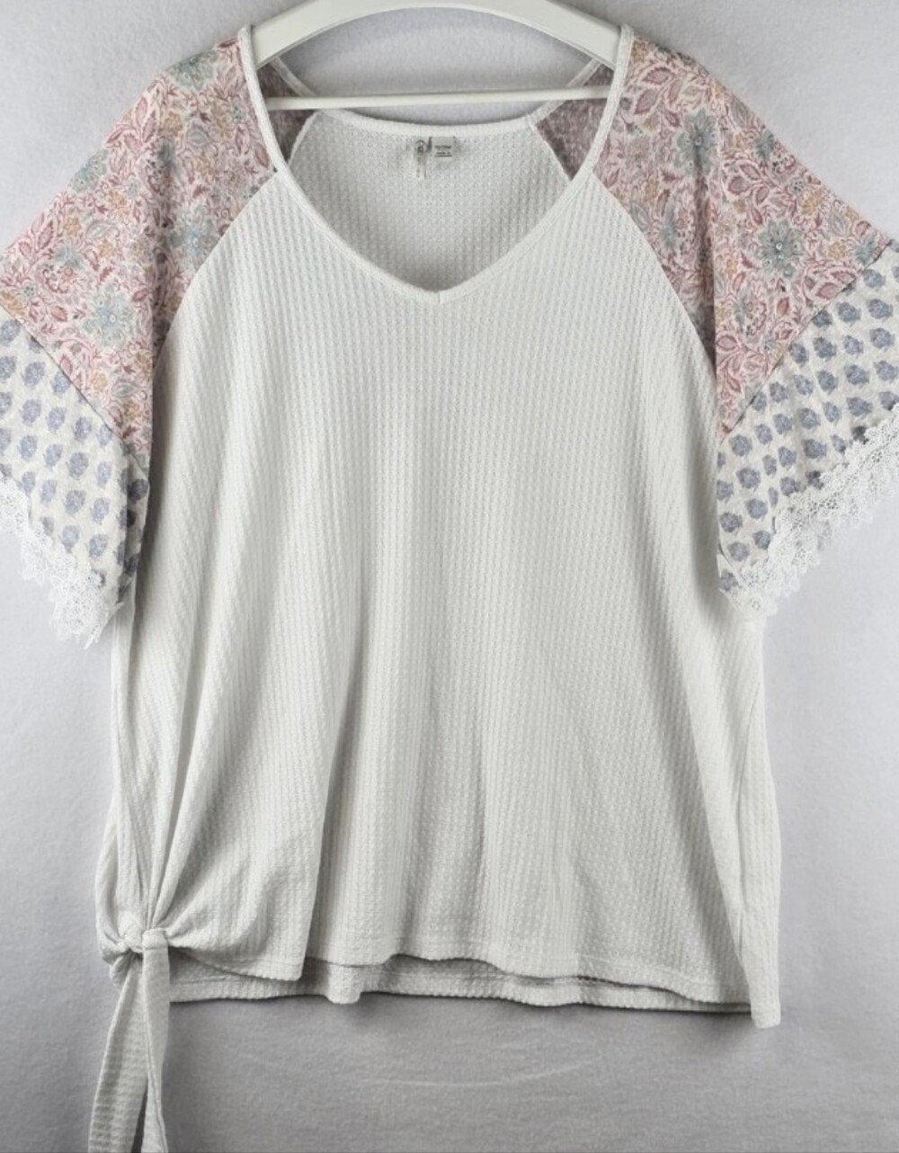 Cato Ivory V-Neck Waffle Knit Top with Pink Floral Sleeve Accents XL *O